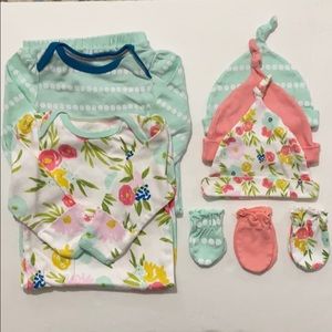 2 sleep gowns, 3 hats, 3 mittens - gift set!!